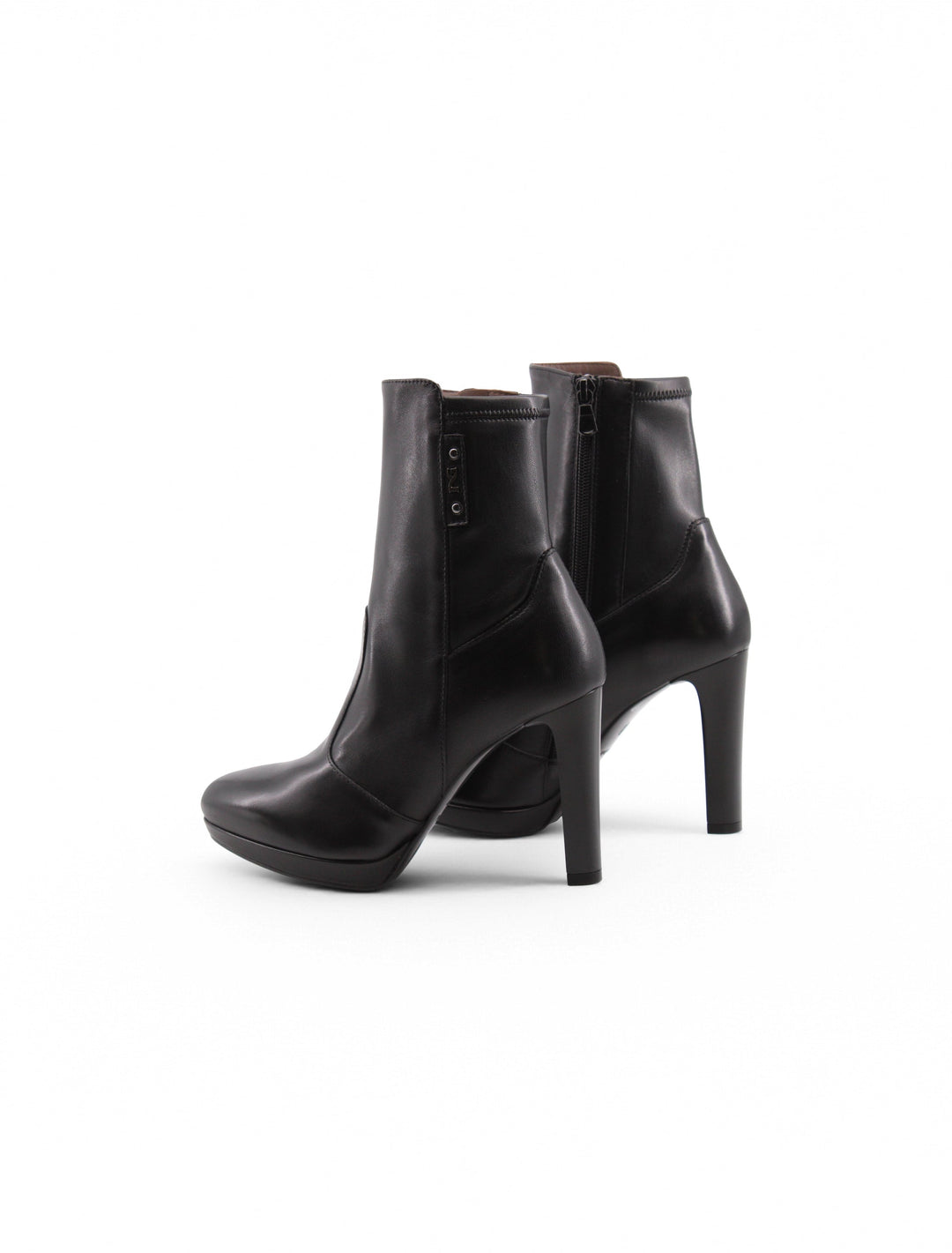Tronchetti in pelle neri da donna, con tacco e plateau, ideali per outfit eleganti e sofisticati.