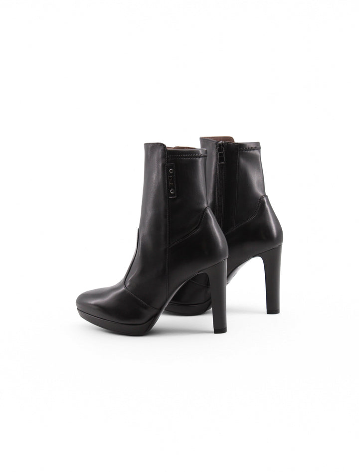 Tronchetti in pelle neri da donna, con tacco e plateau, ideali per outfit eleganti e sofisticati.