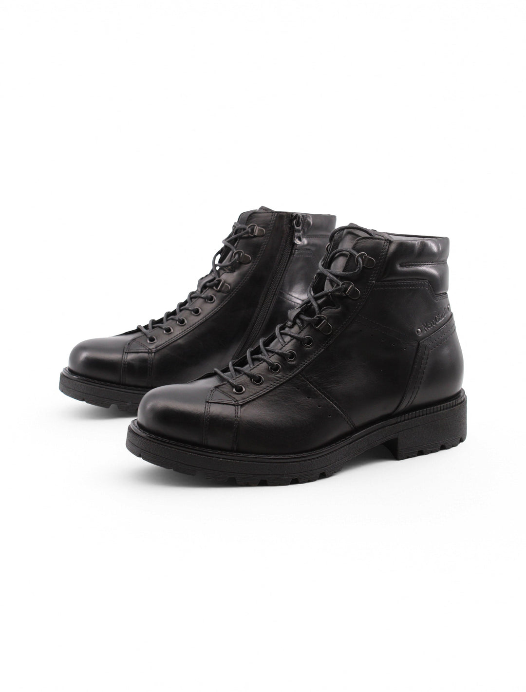 Scarponcini uomo in pelle nera, con lacci resistenti, suola antiscivolo e tacco 4 cm per comfort.