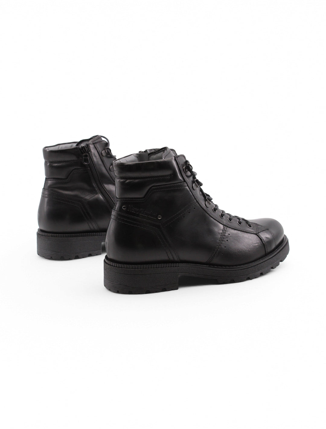 Versatili scarponcini uomo in pelle nera. Dettaglio con lacci e tacco 4 cm, ideali per look casual ed eleganti.