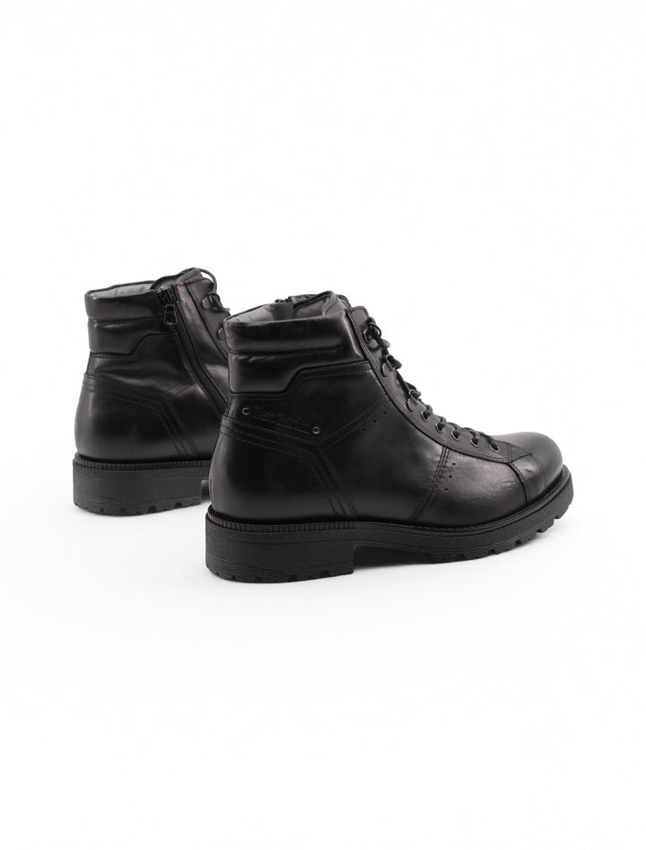 Versatili scarponcini uomo in pelle nera. Dettaglio con lacci e tacco 4 cm, ideali per look casual ed eleganti.
