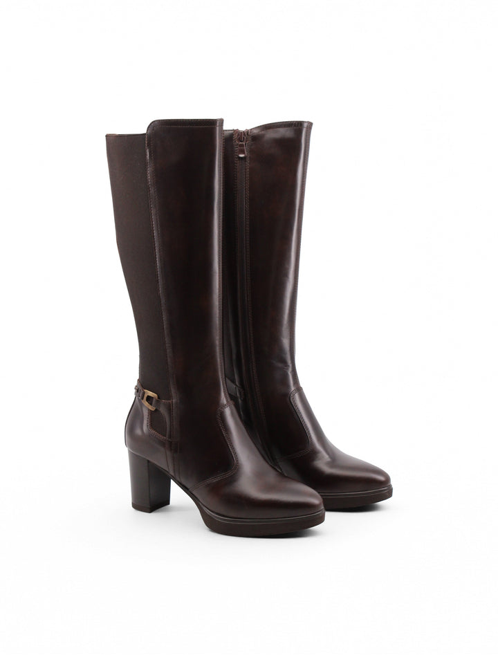 Stivali da donna in pelle marrone, tacco 7.5cm e plateau 2cm. Calzature eleganti e di moda per l'autunno.
