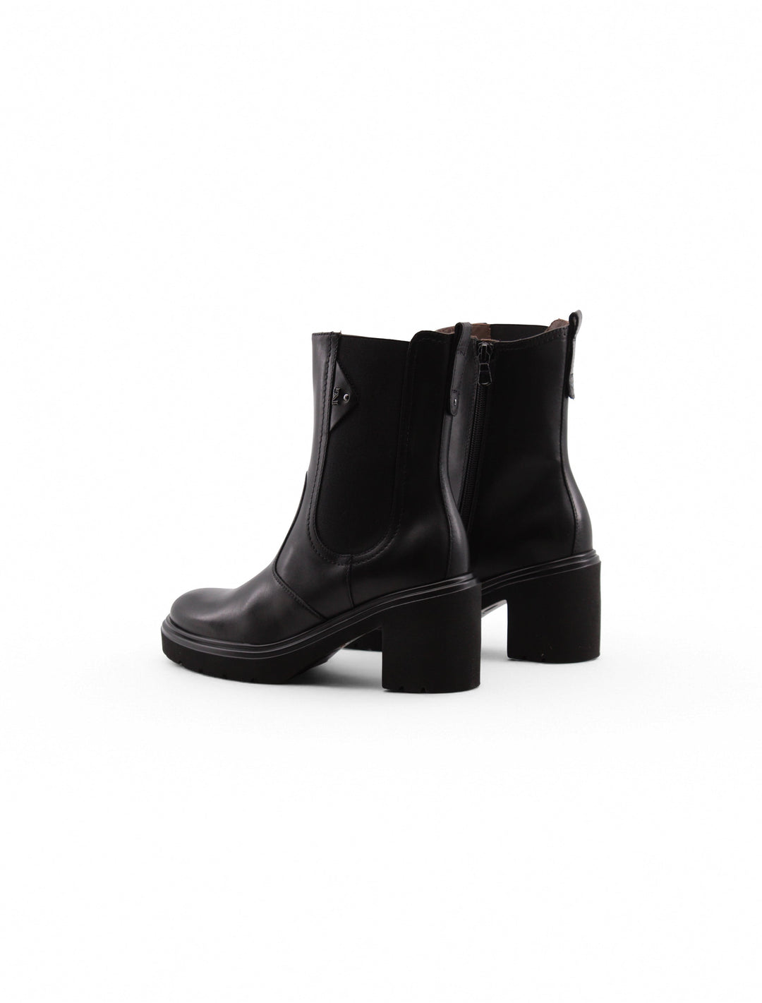 Stivaletti Chelsea neri in pelle con tacco e plateau, un accessorio versatile e chic per la donna moderna.