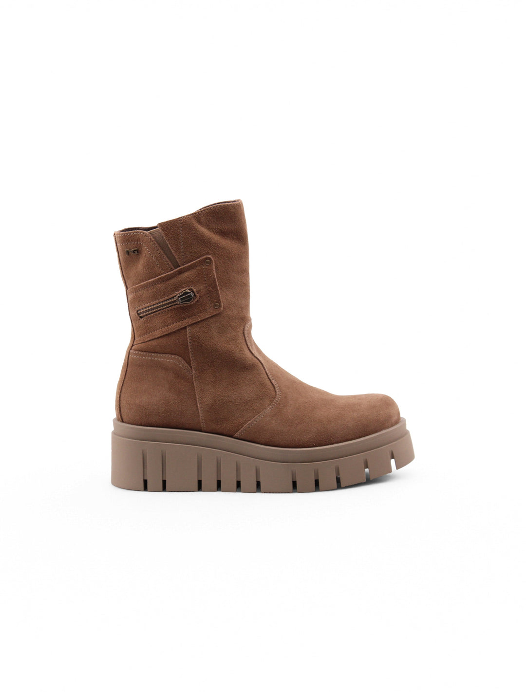 Eleganti stivaletti donna marroni in morbida pelle scamosciata con plateau, un must-have per la moda invernale.
