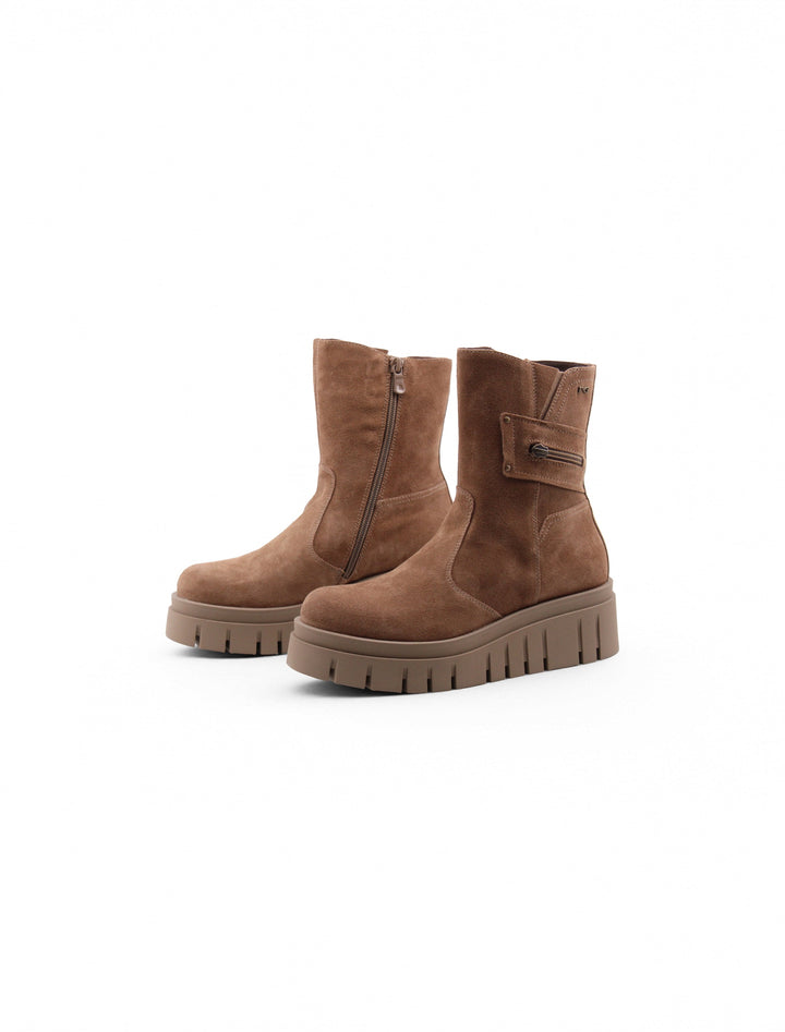 Stivaletti donna in pelle scamosciata marrone con plateau, tacco robusto. Scarpe comode e alla moda per l'autunno.