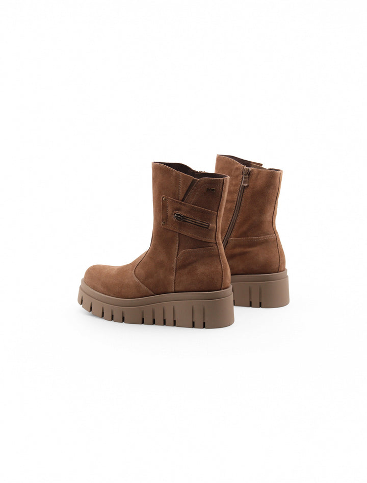 Scarpe da donna marroni: stivaletti in pelle scamosciata con plateau, perfetti per look casual o chic in autunno.