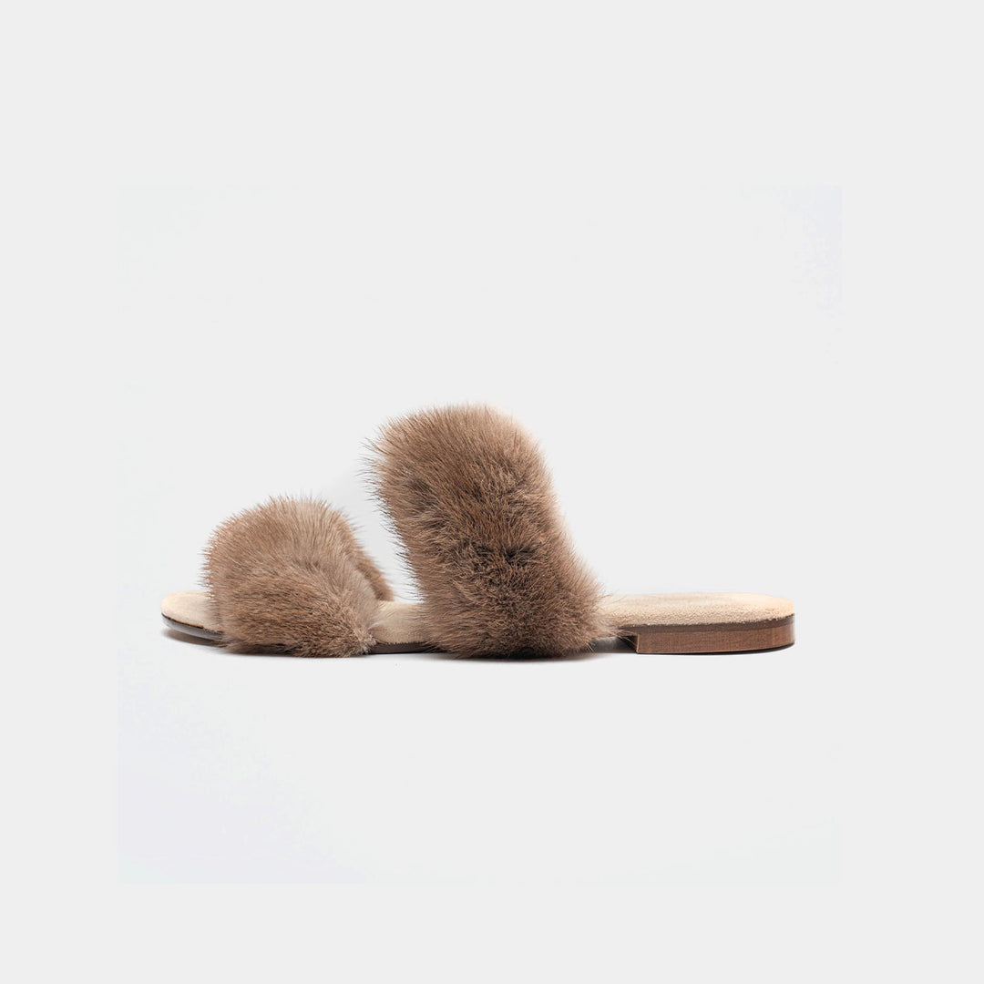 Pantofole donna marroni, incredibilmente morbide, realizzate per un comfort domestico superiore.