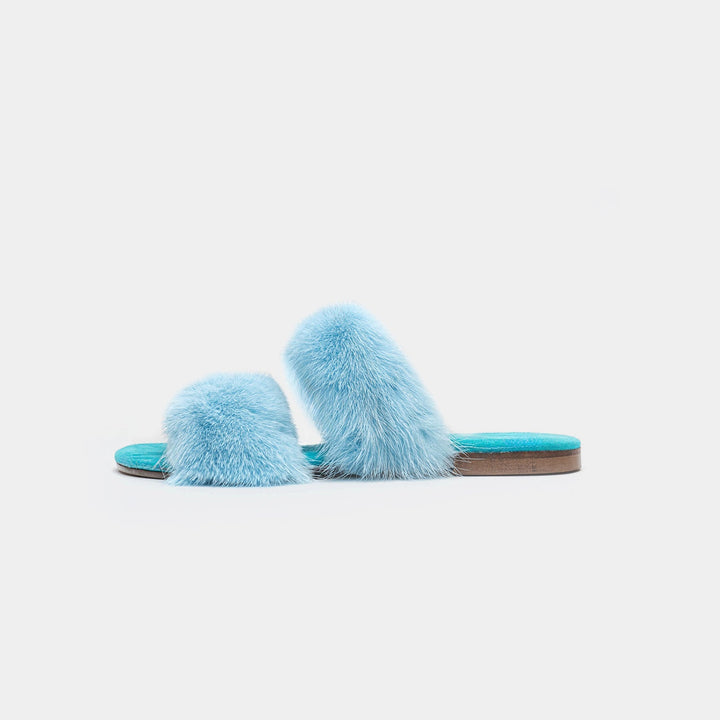 Eleganti pantofole azzurre da donna, con suola bassa, perfette per il comfort casalingo.