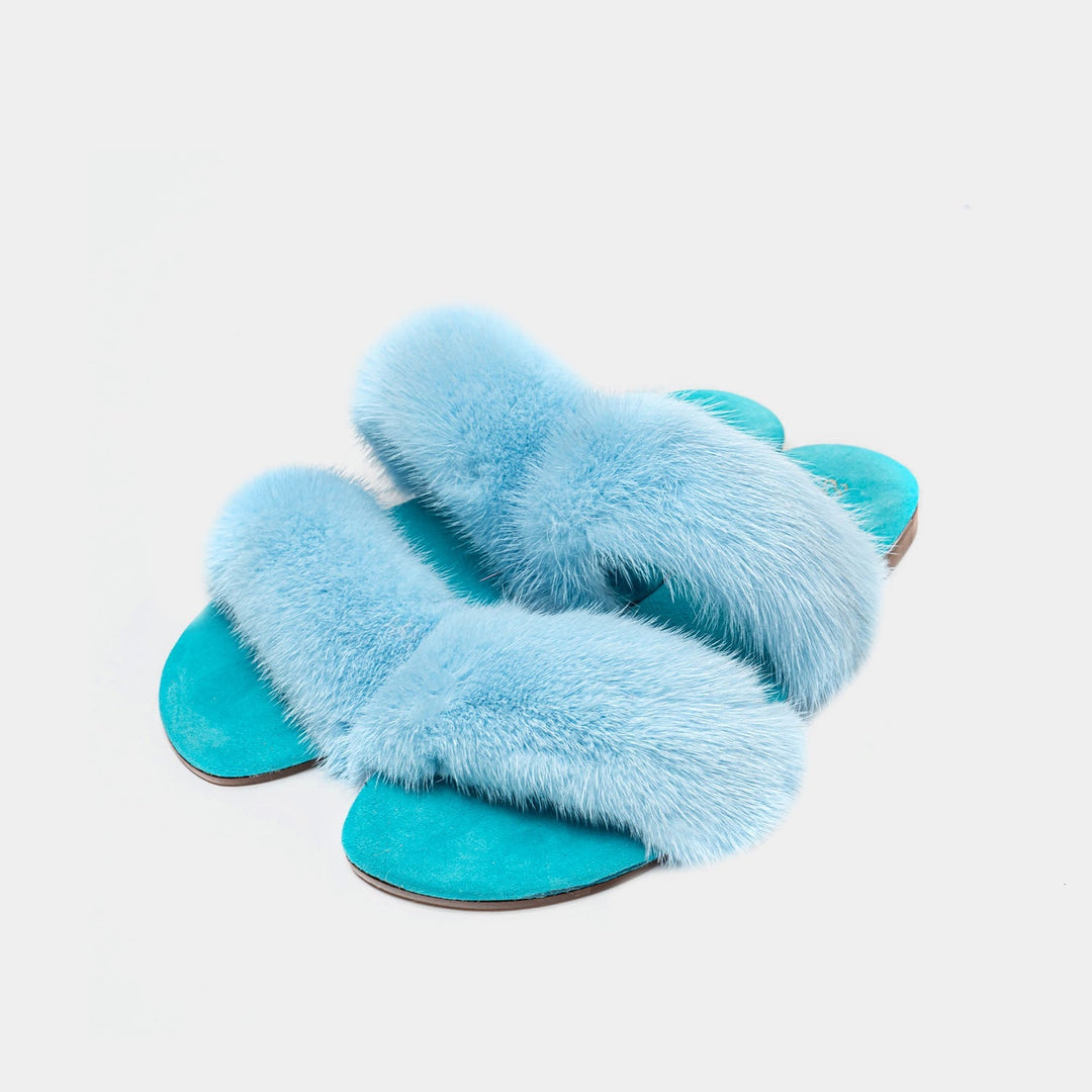 Morbide ciabatte azzurre per donna, in tessuto effetto visone, ideali per comfort e calore.