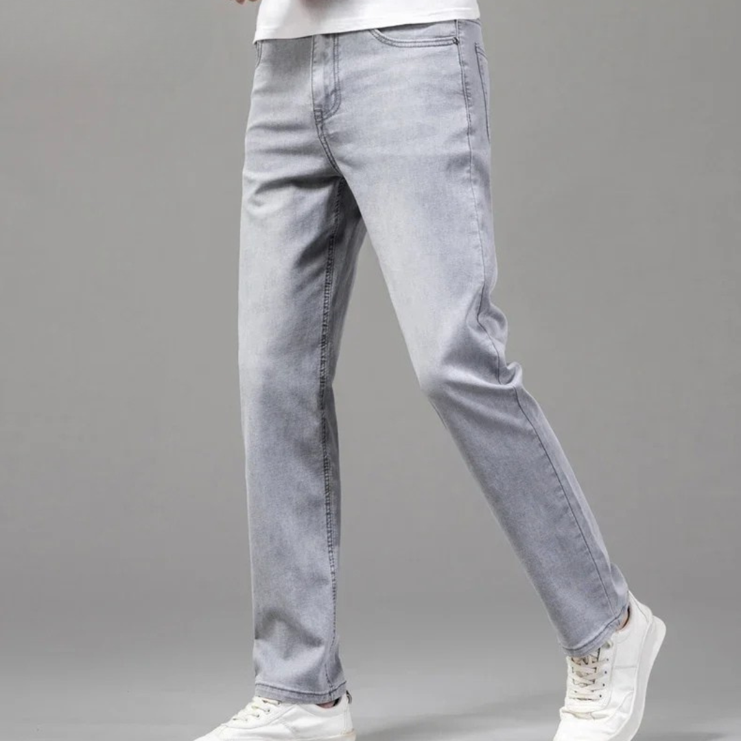 Jeans uomo dritti aderenti premium blu per stile quotidiano. Vestibilità moderna, resistenti e versatili.