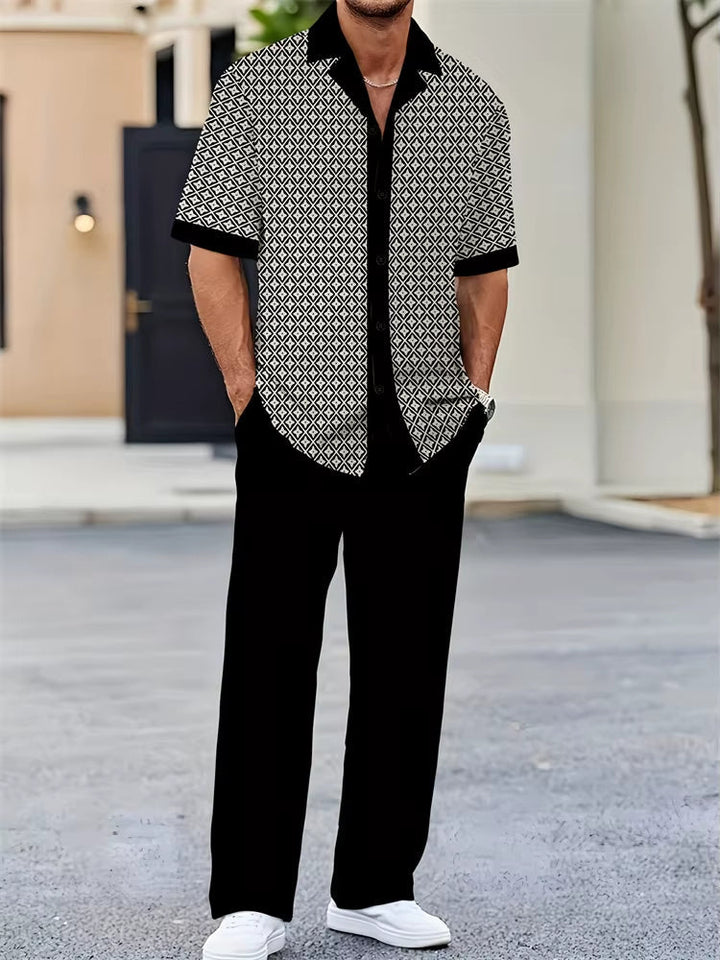 Completo uomo estivo due pezzi geometrico: camicia a maniche corte e pantaloncini.