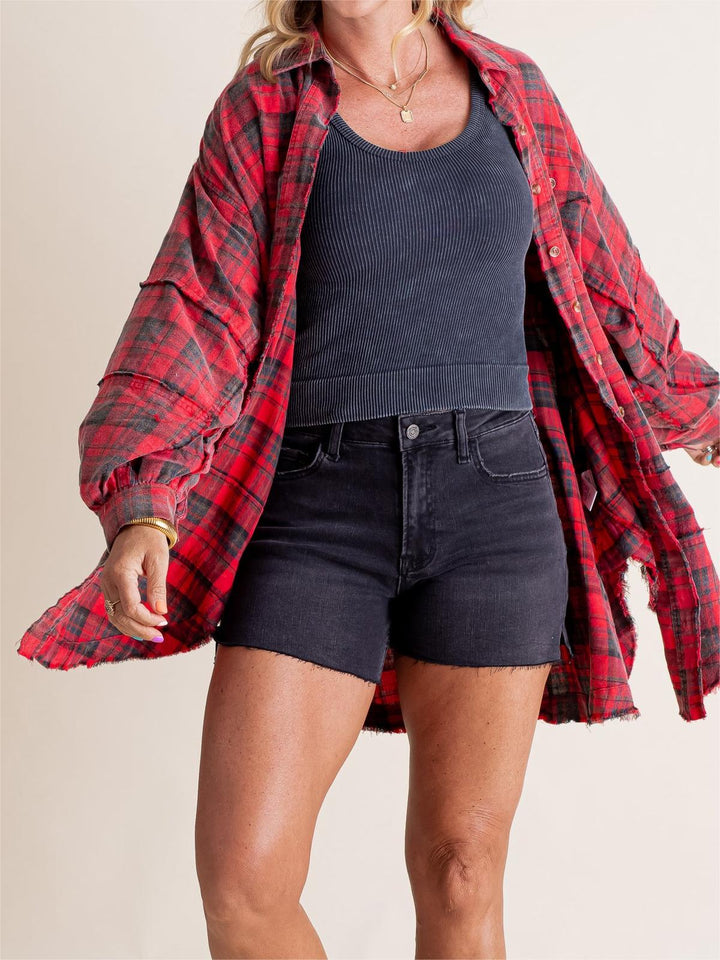 Camicia oversize a quadri per donna, con maniche lunghe e pratica chiusura a bottoni.