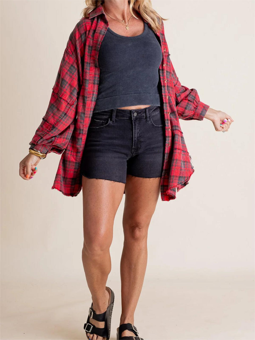Stile disinvolto: camicia lunga donna a quadri, oversize e con bottoni, molto versatile.