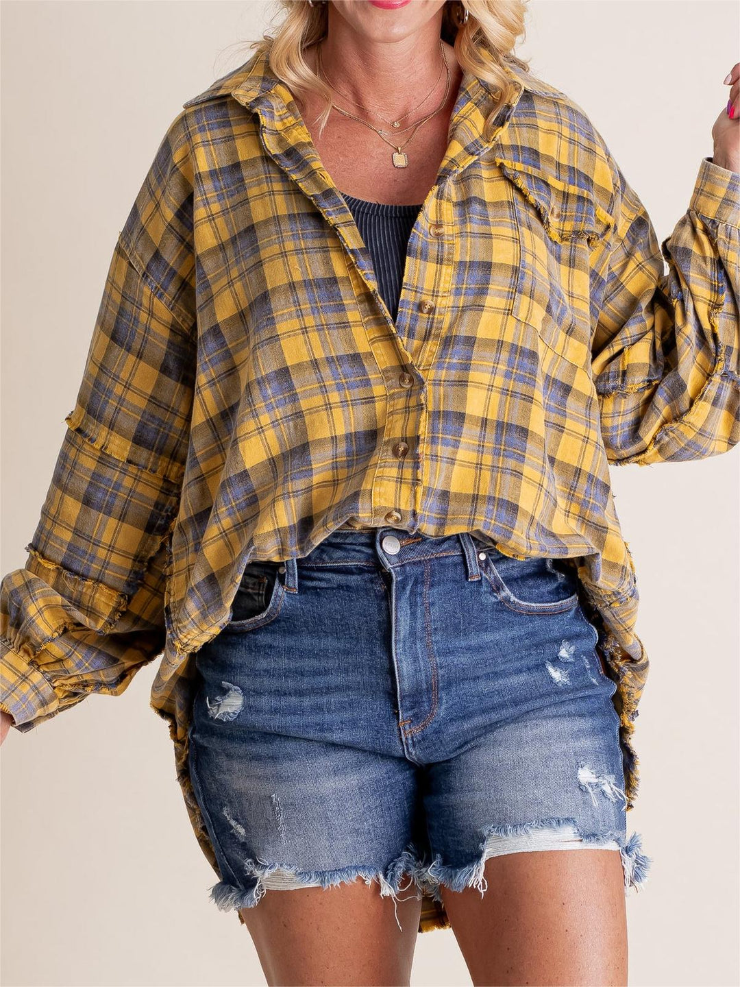 Versatile camicia lunga oversize a quadri per donna, look casual chic e confortevole.