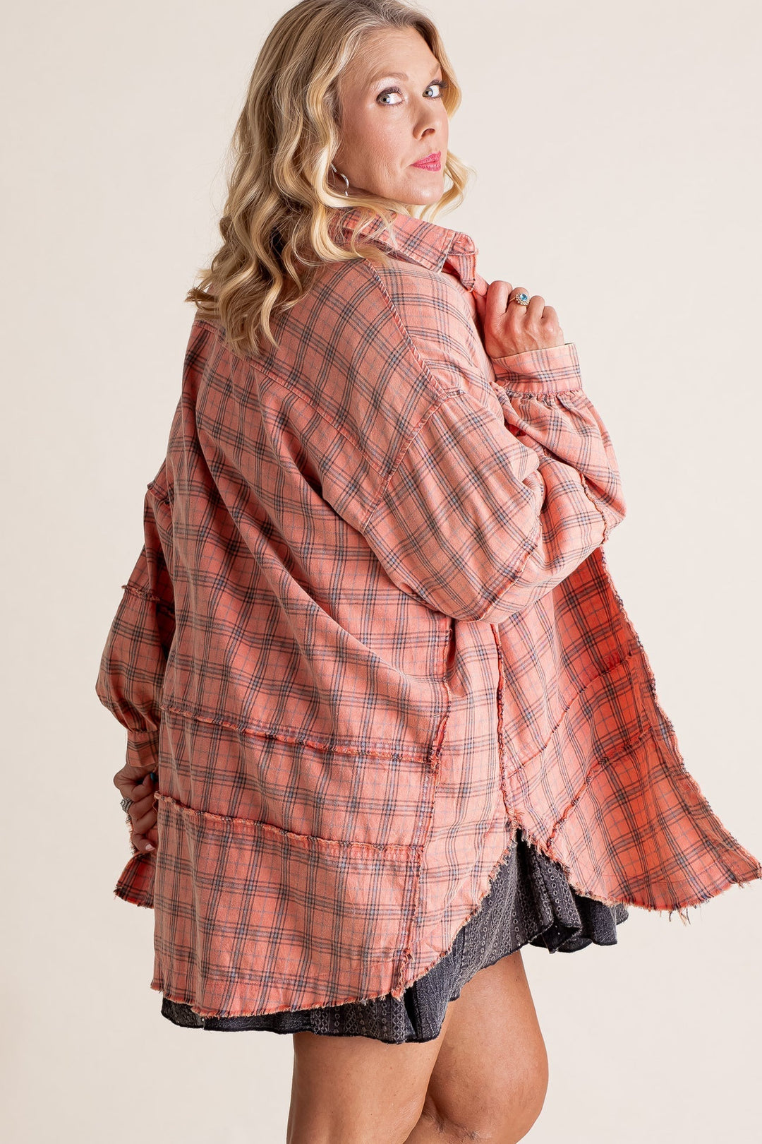 Camicia donna a quadri, taglio oversize lungo, con pratici bottoni, ideale per layering.