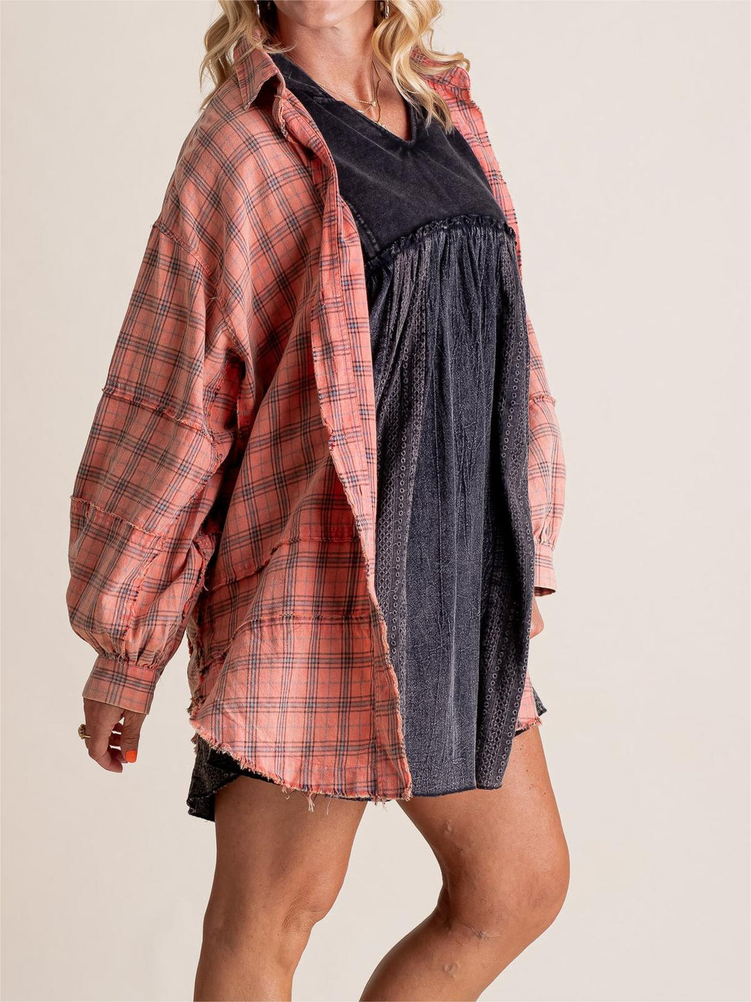 Comoda camicia lunga oversize donna, stampa a quadri e bottoni, per un look casual.