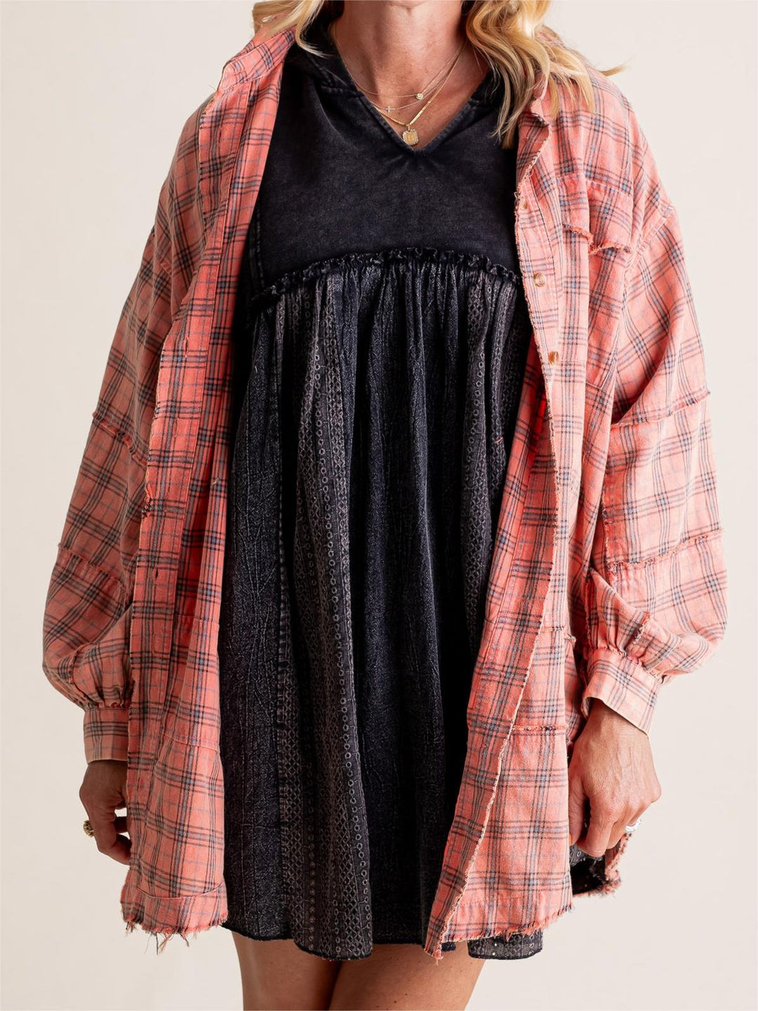 Elegante camicia oversize donna con stampa a quadri e bottoni frontali, ideale per la moda.