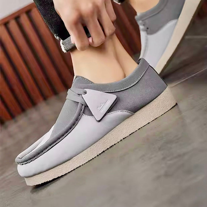 Dettaglio suola ammortizzata di mocassini uomo slip-on, scarpe comode che offrono supporto e stile casual elegante.