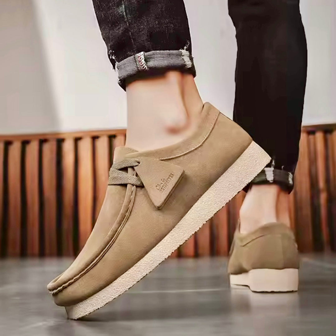 Uomo indossa mocassini slip-on, scarpe comode ed eleganti con suola ammortizzata, perfette per lo stile quotidiano.