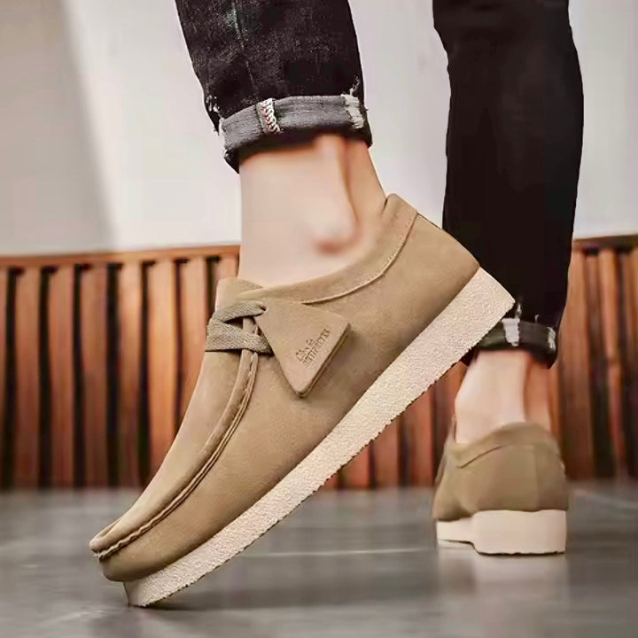 Uomo indossa mocassini slip-on, scarpe comode ed eleganti con suola ammortizzata, perfette per lo stile quotidiano.
