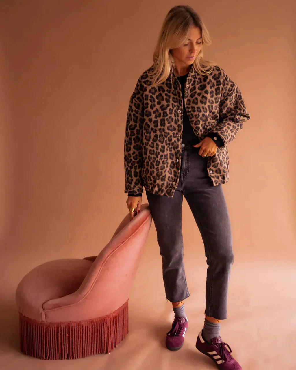 Giacca invernale bomber leopardata da donna, design oversize, stampa animale marrone per un trend fashion.