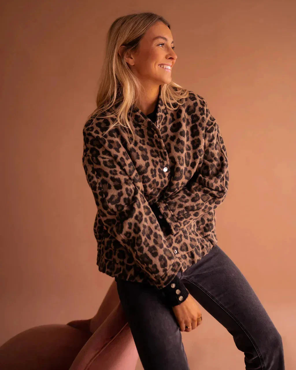 Elegante giacca bomber oversize da donna con stampa leopardata marrone, ideale come capospalla per autunno e inverno.