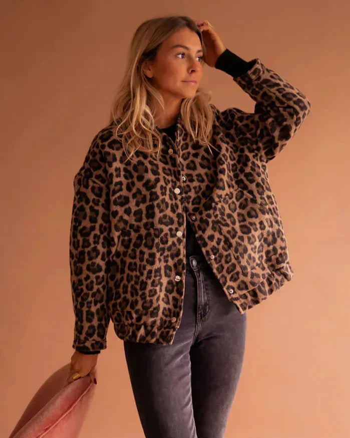 Bomber leopardato donna oversize, capospalla invernale di tendenza con stampa animale marrone per un look casual.