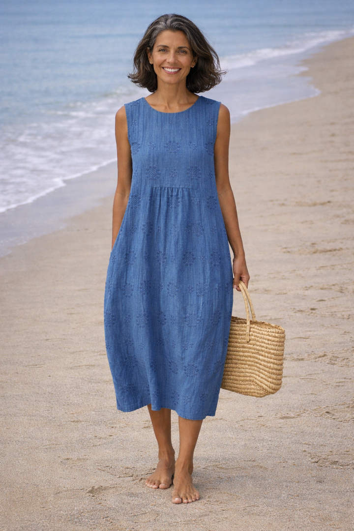 Abito estivo smanicato donna midi ricamato, con tasche pratiche. Perfetto per un look comodo e chic.