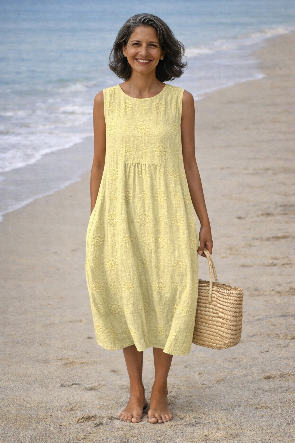 Vestito estivo midi donna smanicato con ricami e tasche. Abito linea A per look casual o chic.