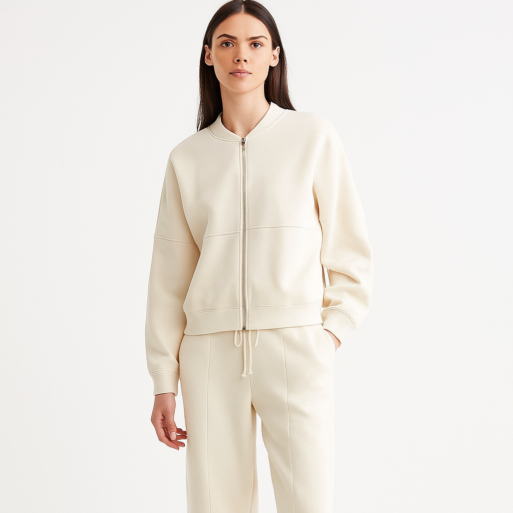 Completo donna due pezzi moderno con top a zip maniche lunghe e pantaloni a vita alta gamba larga, look casual e comodo.