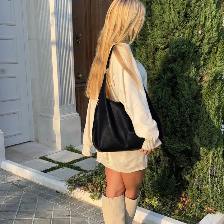 Borsa hobo da donna in tonalità vino, elegante e robusta, ideale per il daily chic.
