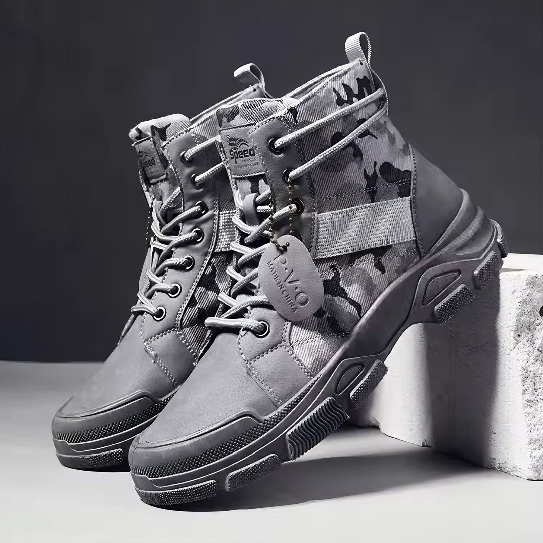 Stivaletti uomo grigi alla caviglia con design casual, offrono supporto e comfort per l'uso quotidiano. Perfetti per passeggiate.