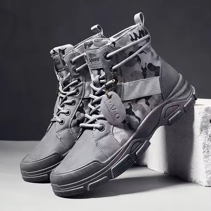 Stivaletti uomo grigi alla caviglia con design casual, offrono supporto e comfort per l'uso quotidiano. Perfetti per passeggiate.