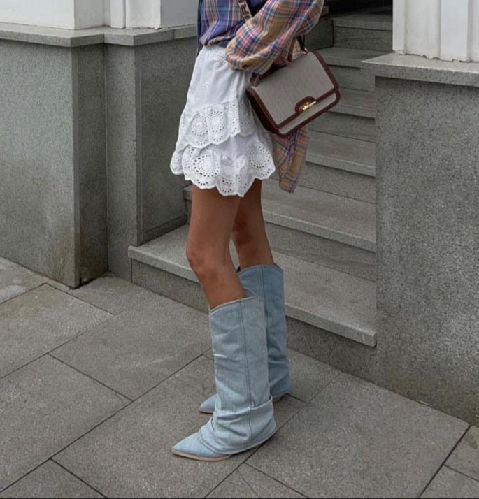 Eleganti stivali da donna in denim con tacco alto, calzature moda che uniscono stile e comfort ineguagliabili.