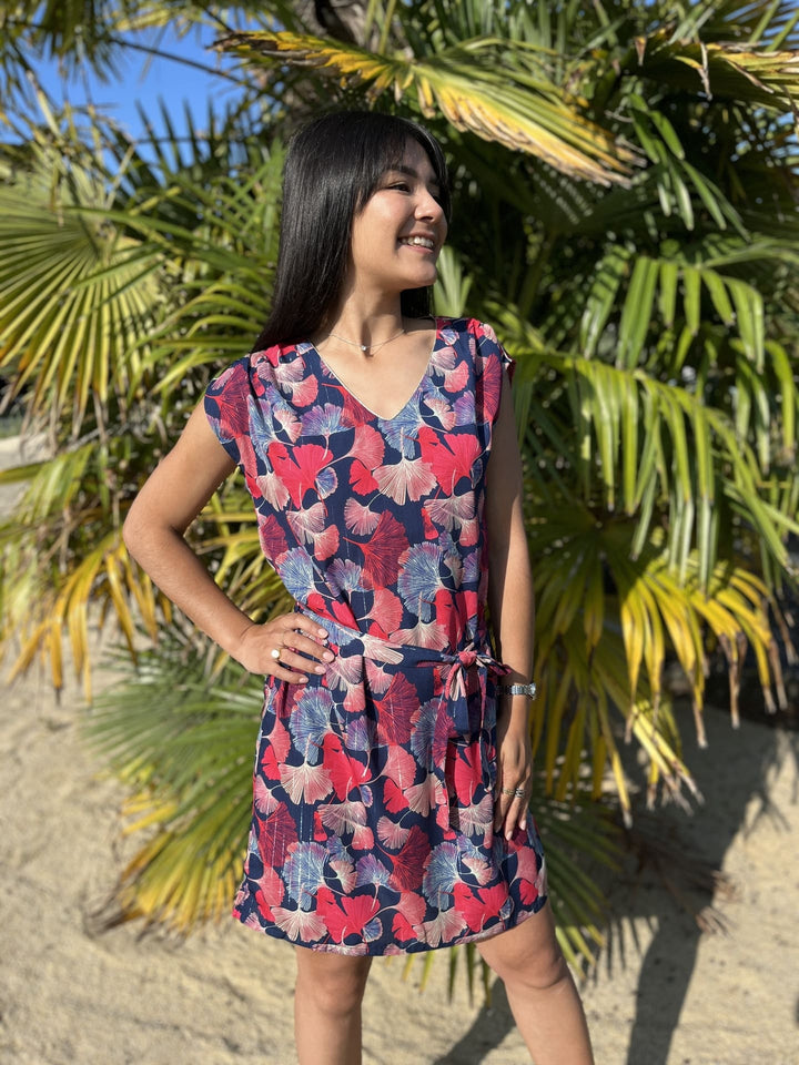 Mini abito estivo donna blu navy con stampa foglie rosse. Vestito senza maniche casual, perfetto per moda estiva fresca.