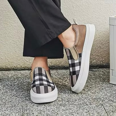 Sneakers casual uomo slip-on, design scozzese e soletta imbottita per massimo comfort.