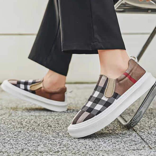 Primo piano sneakers uomo slip-on motivo scozzese, dettagli suola bianca e comfort.