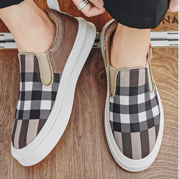 Scarpe da passeggio uomo slip-on con fantasia scozzese, leggere e alla moda per l'urban.
