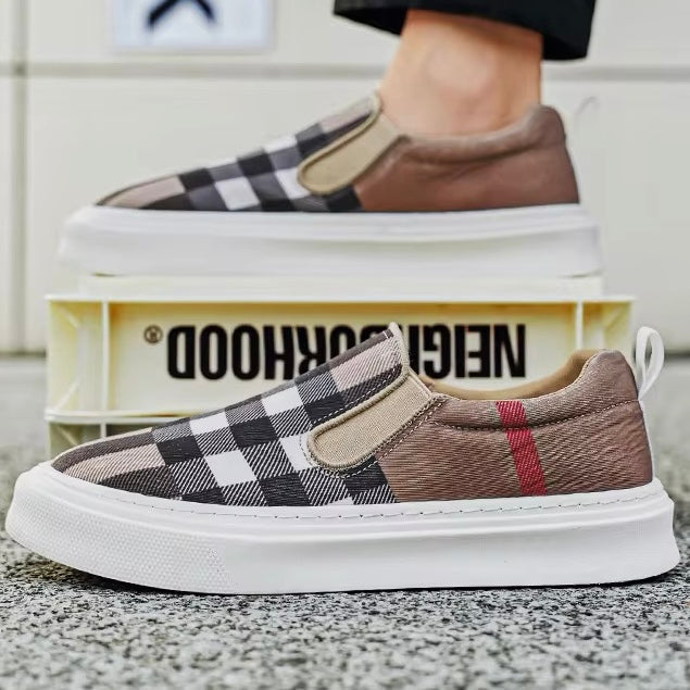 Uomo indossa sneakers slip-on scozzesi, stile casual perfetto per il tempo libero in città.