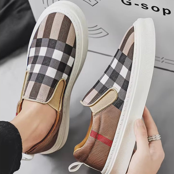 Moderne sneakers slip-on per uomo, fantasia scozzese, perfette per look moda urban.
