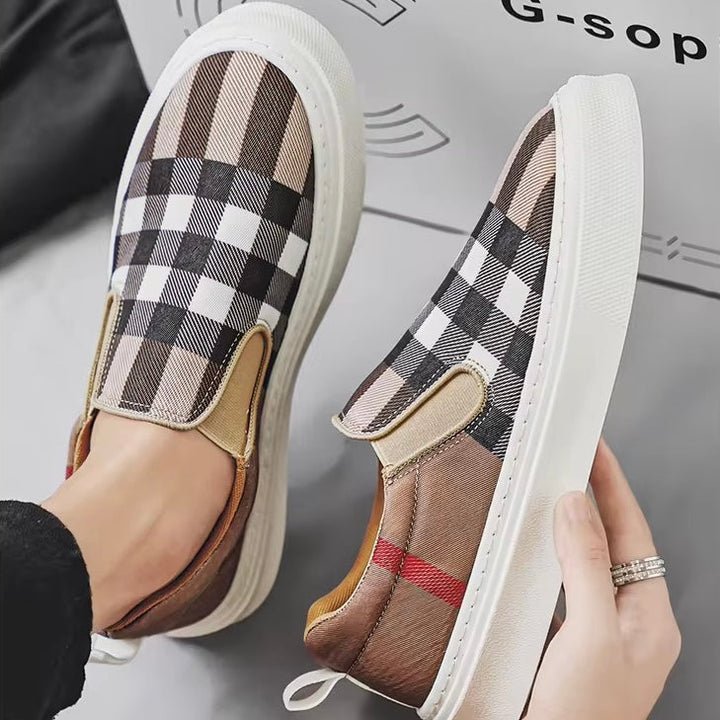 Moderne sneakers slip-on per uomo, fantasia scozzese, perfette per look moda urban.