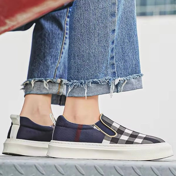 Sneakers slip-on da uomo con pattern scozzese, perfette per aggiungere un tocco casual alla moda.