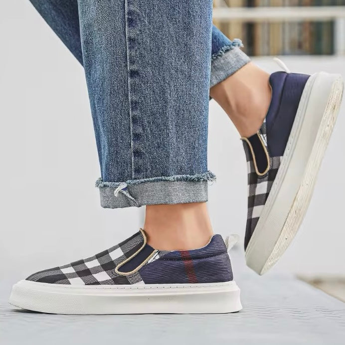 Vista laterale sneakers slip-on uomo, fantasia scozzese e suola imbottita, leggere e cool.