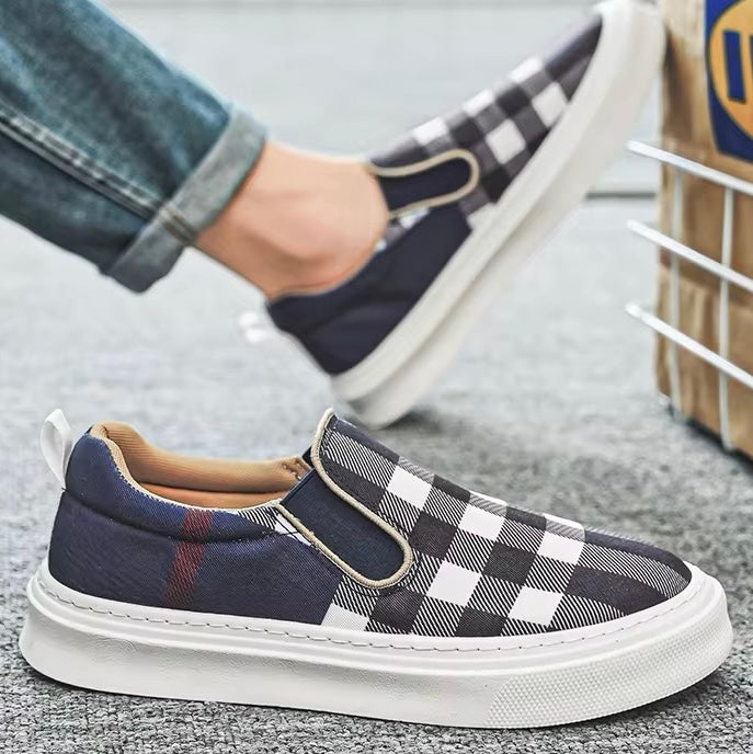 Scarpe slip-on uomo scozzesi, ideali per outfit casual e look moda urban contemporaneo.