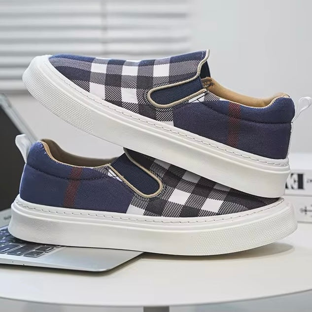 Eleganti sneakers slip-on uomo con motivo scozzese e soletta imbottita per un comfort superiore.