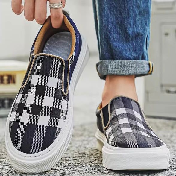 Comode sneakers slip-on da uomo, design scozzese, perfette per passeggio e stile urban.