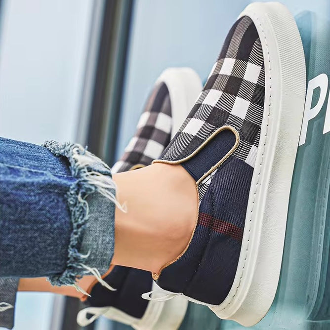 Sneakers uomo slip-on fantasia scozzese per un look moda casual e comfort giornaliero.
