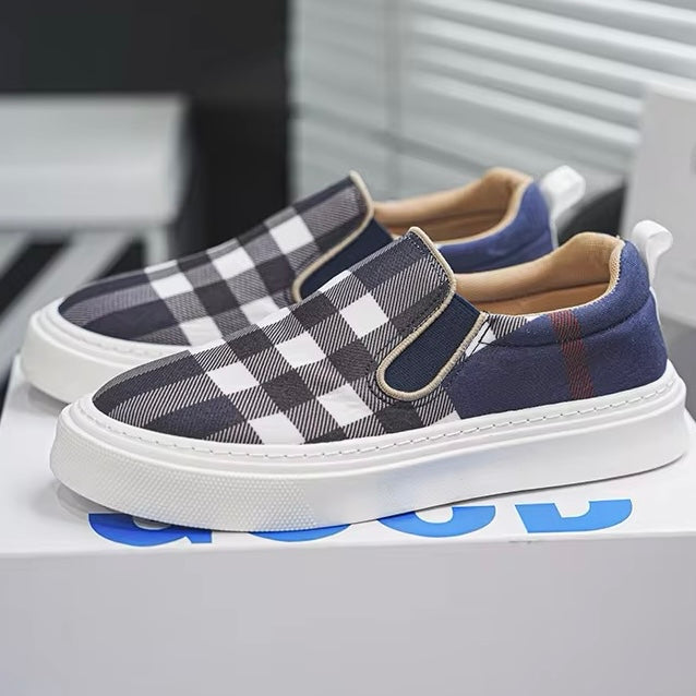Sneakers slip-on uomo scozzese casual con suola bianca e comfort per passeggio urbano.