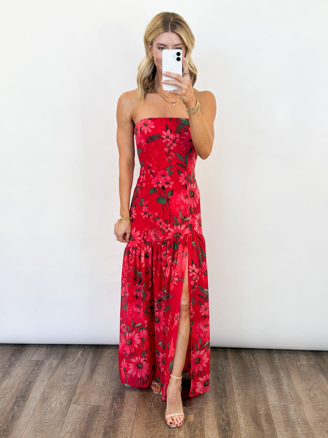 Vestito estivo floreale da donna, maxi dress senza spalline ideale per vacanze, feste e moda mare. [[lstfy-media:2]]