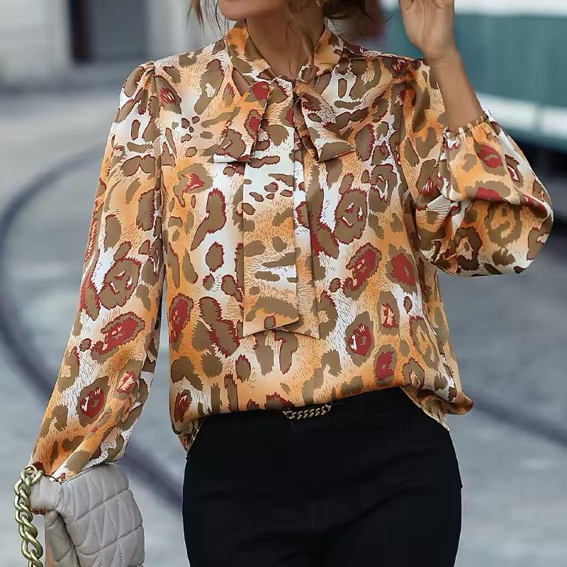 Blusa donna elegante a maniche lunghe con stampa animalier e fiocco al collo. Perfetta per outfit chic.
